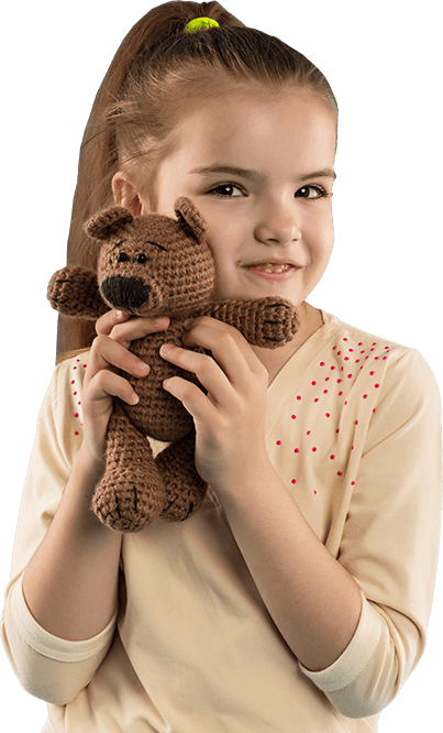 Menina com ursinho de crochê Bebêtenkitê